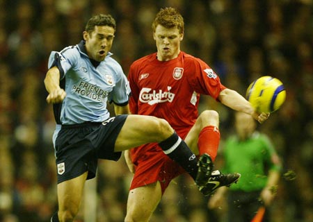 英博梯队斩获U21联赛冠军并冲乙，球迷燃放烟花迎接球队凯旋（英博梯队问鼎U21联赛掀冲乙征程，球迷燃放烟花迎凯旋）