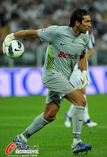 巴黎人报：普拉蒂尼起诉FIFA前高层，指控其发表对自己的指责（巴黎人报：普拉蒂尼起诉前FIFA高层，称其曾公开指责他）