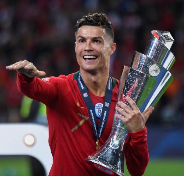 安东内拉晒为蒂亚戈庆生照，举办了一个巴萨主题生日派对（安东内拉晒出蒂亚戈生日照：巴萨主题派对热闹举行）