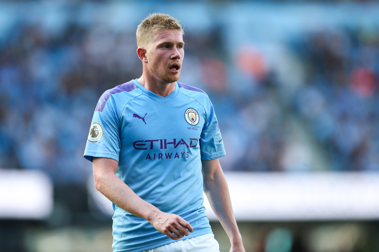 冠军捧杯时刻！这张合影里，有国乒三连冠的荣光，更有竞技体育的热血与温情！（捧杯瞬间定格！这一合影凝聚国乒三连冠的荣耀，也写满竞技体育的热血与温情）